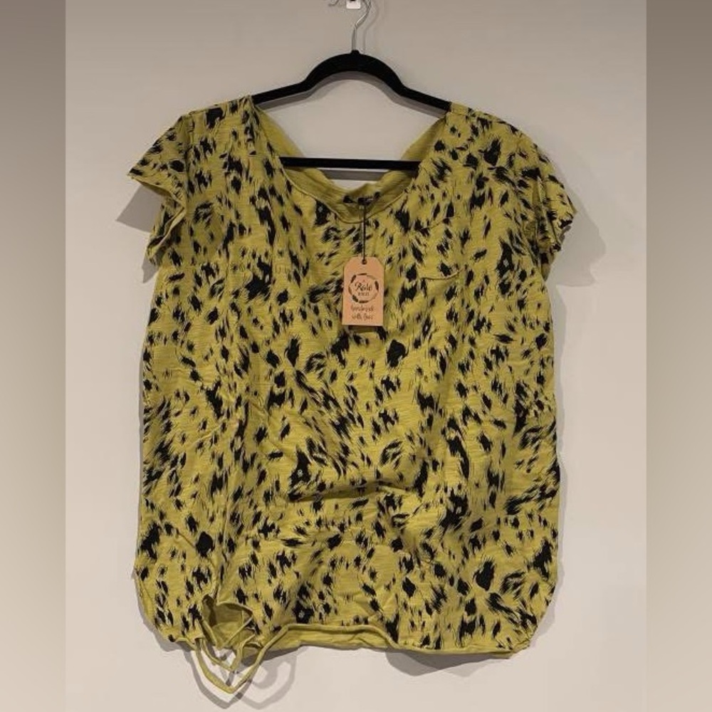 A rare bird large/xl Women's Lime Green Printed Sleeve Top